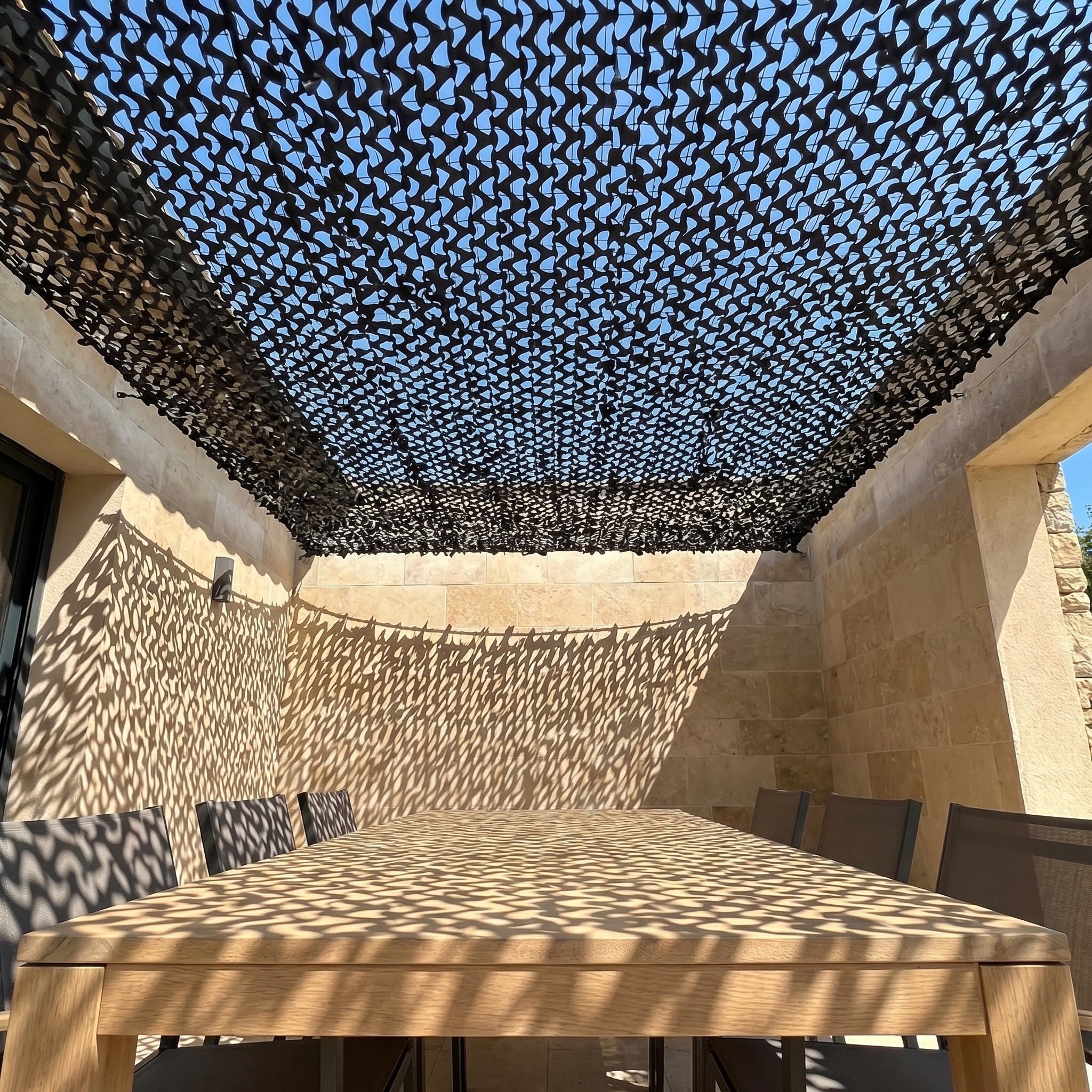 Filet de camouflage renforcé noir pour terrasse et patio - Design graphique et contemporain