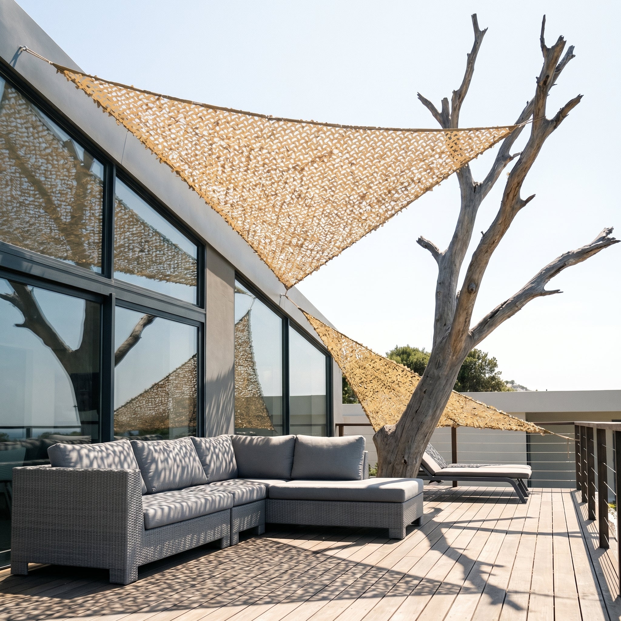 Filet de camouflage triangulaire sable pour terrasse et pergola - Ombrage en angle chaleureux
