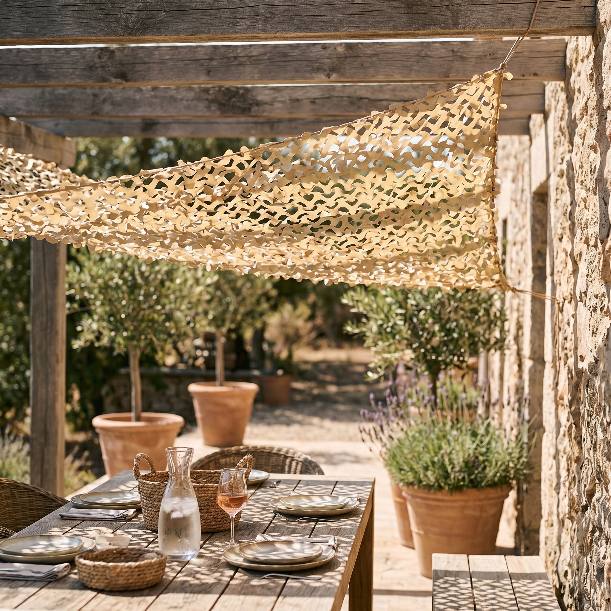 Filet de camouflage triangulaire sable pour terrasse et pergola - Ombrage en angle chaleureux