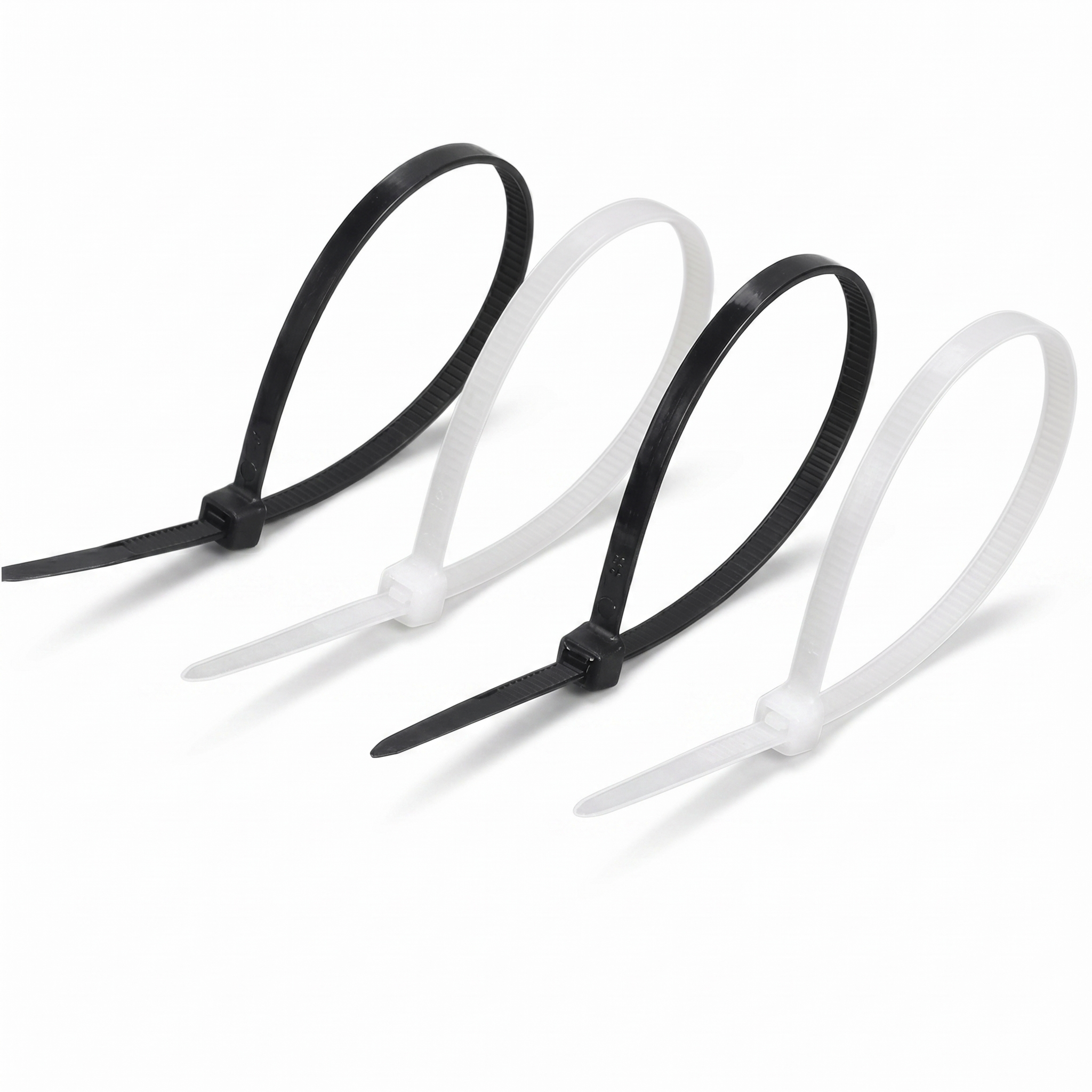 Attaches en nylon noir et blanc idéales pour fixer un filet de camouflage sur une structure métallique.