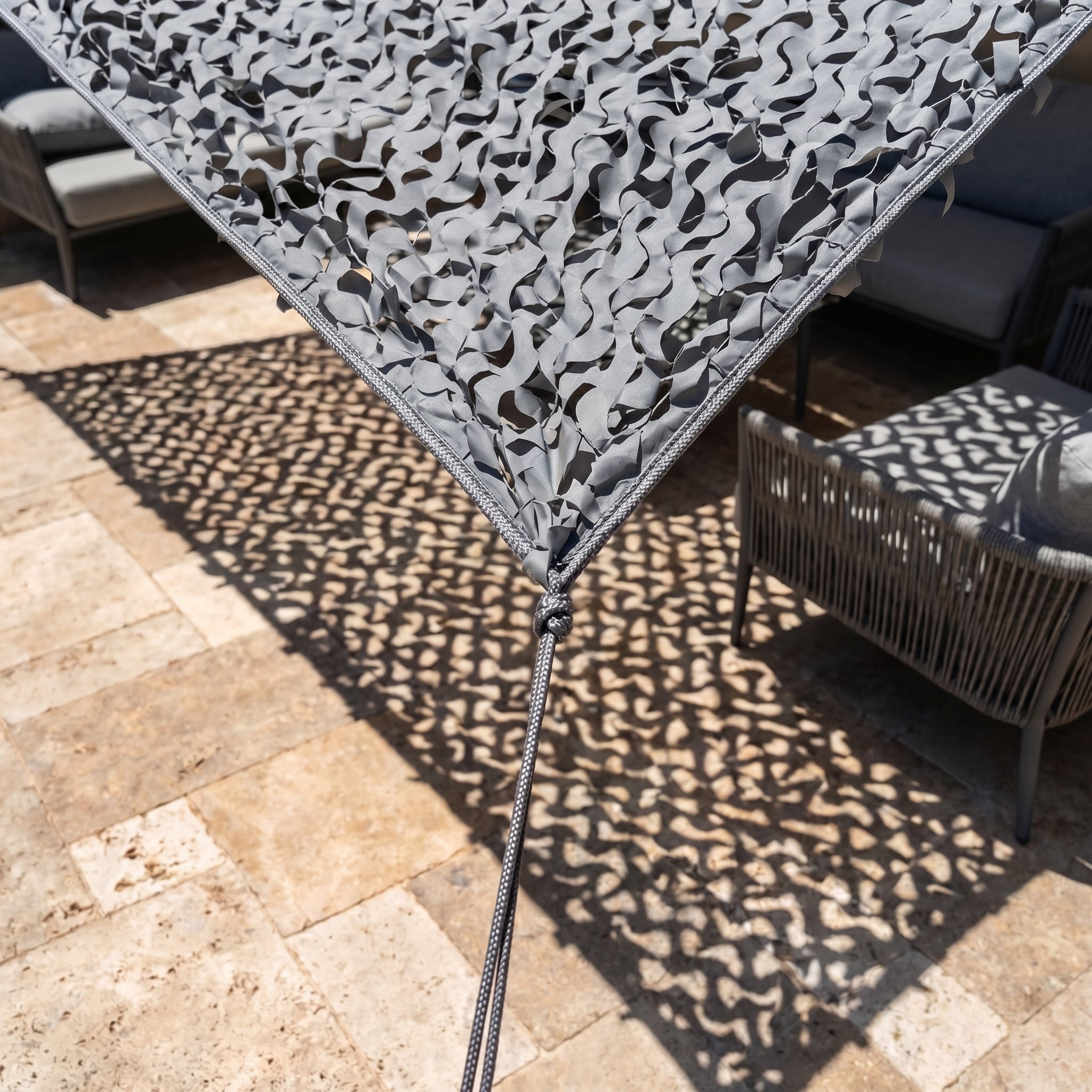 Filet de camouflage triangulaire gris pour terrasse urbaine - Ombrage contemporain en angle