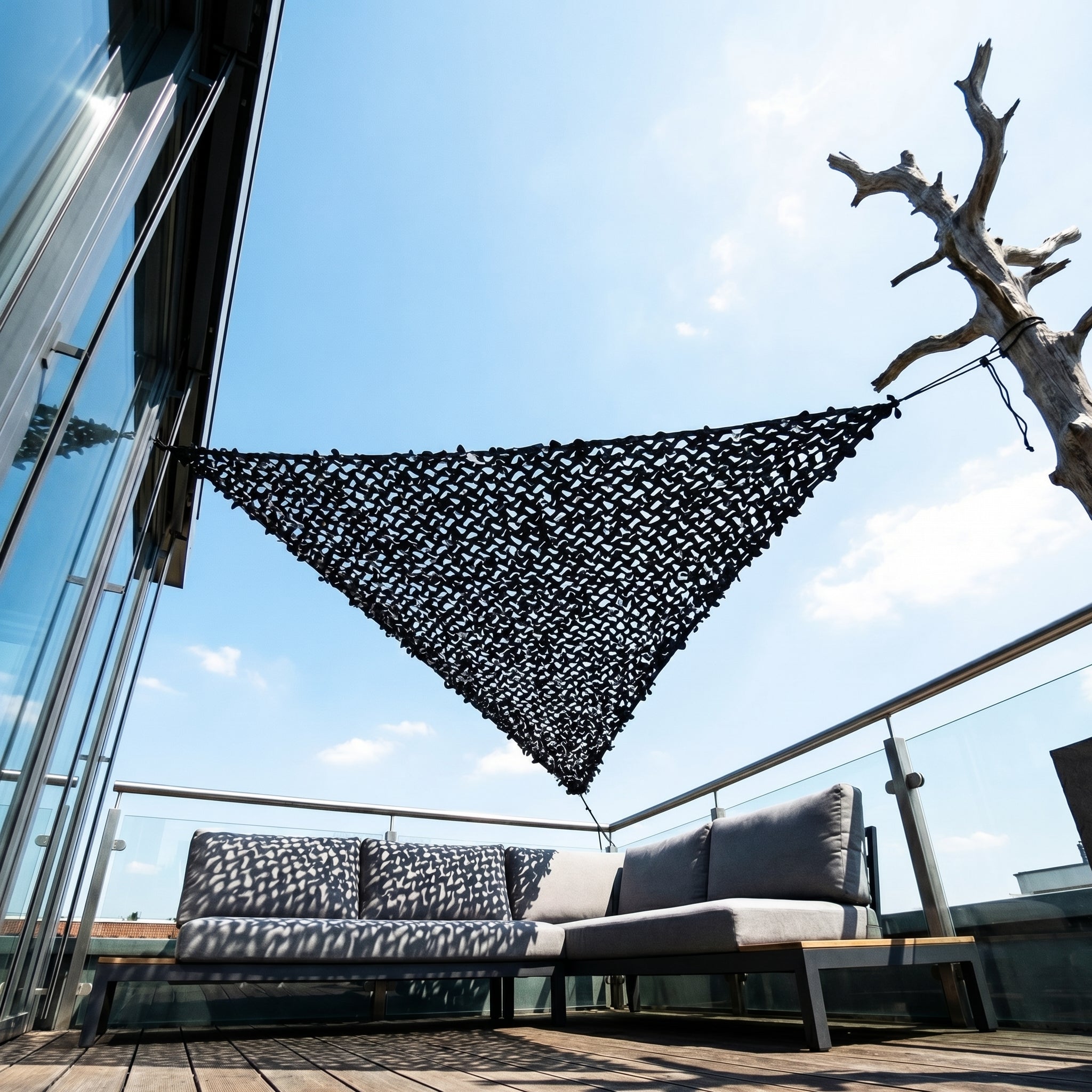 Filet de camouflage triangulaire noir pour terrasse design - Contraste graphique en angle