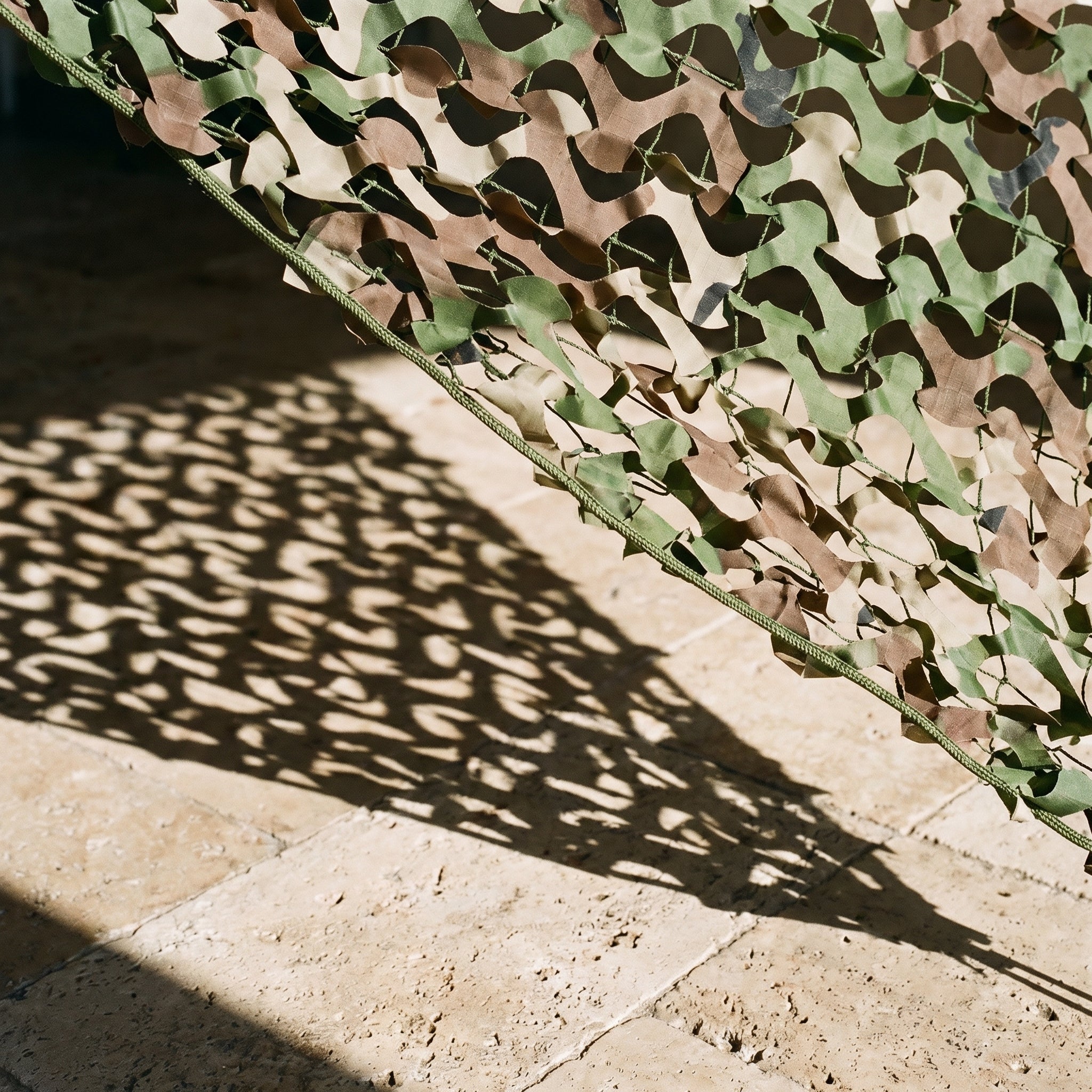 Filet de camouflage triangulaire militaire pour jardin et terrasse - Motif woodland en angle