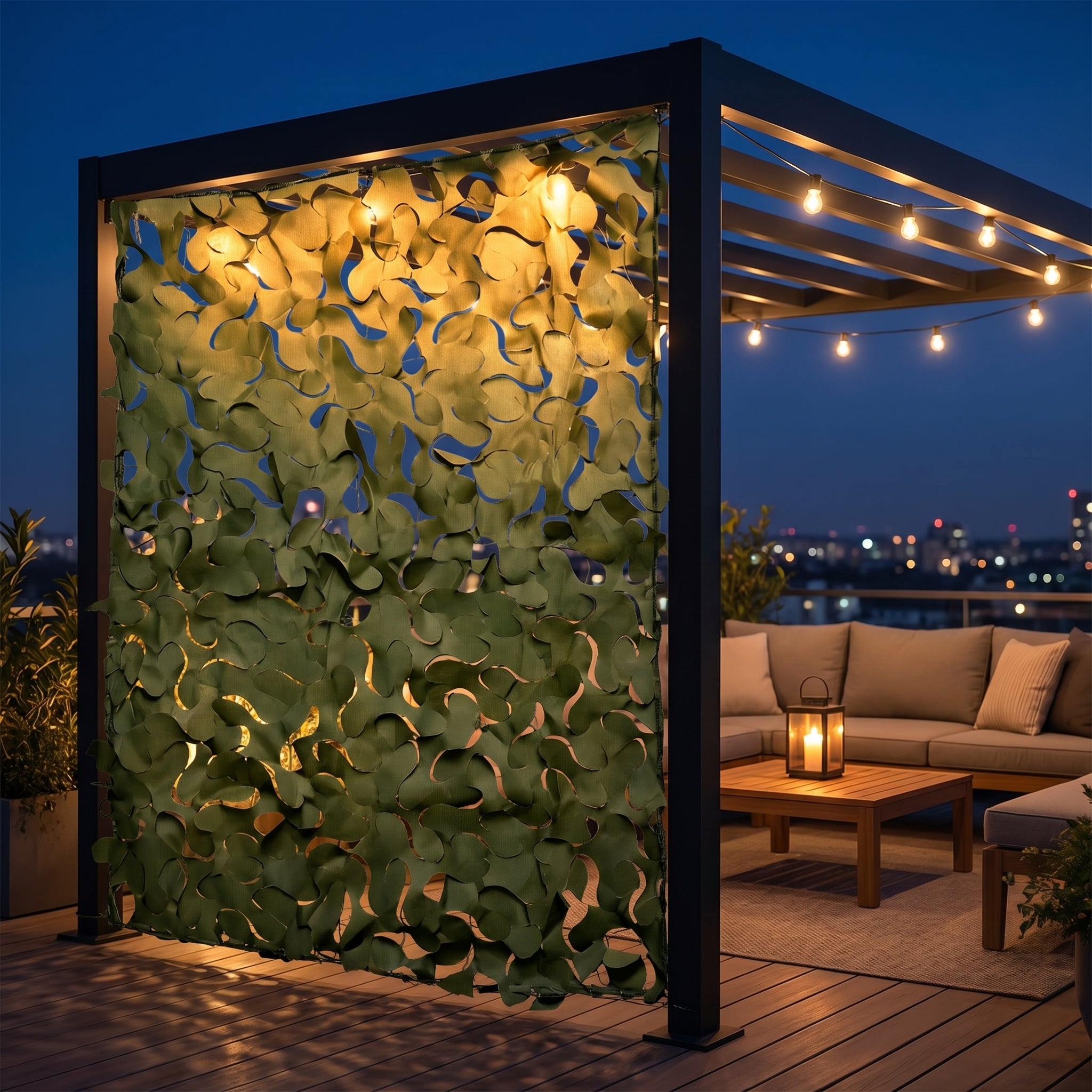 Rideau en filet de camouflage Camofil illuminé créant une ambiance chaleureuse sur un balcon de nuit.