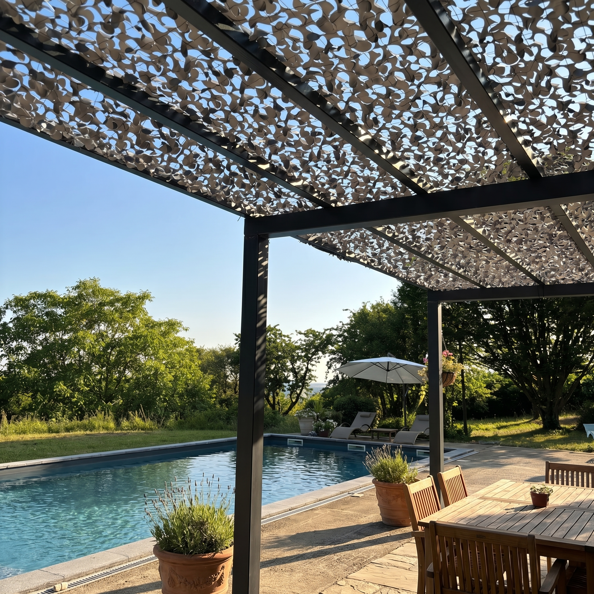 Filet de camouflage renforcé gris anthracite posé sur une pergola moderne en aluminium près d'une piscine.