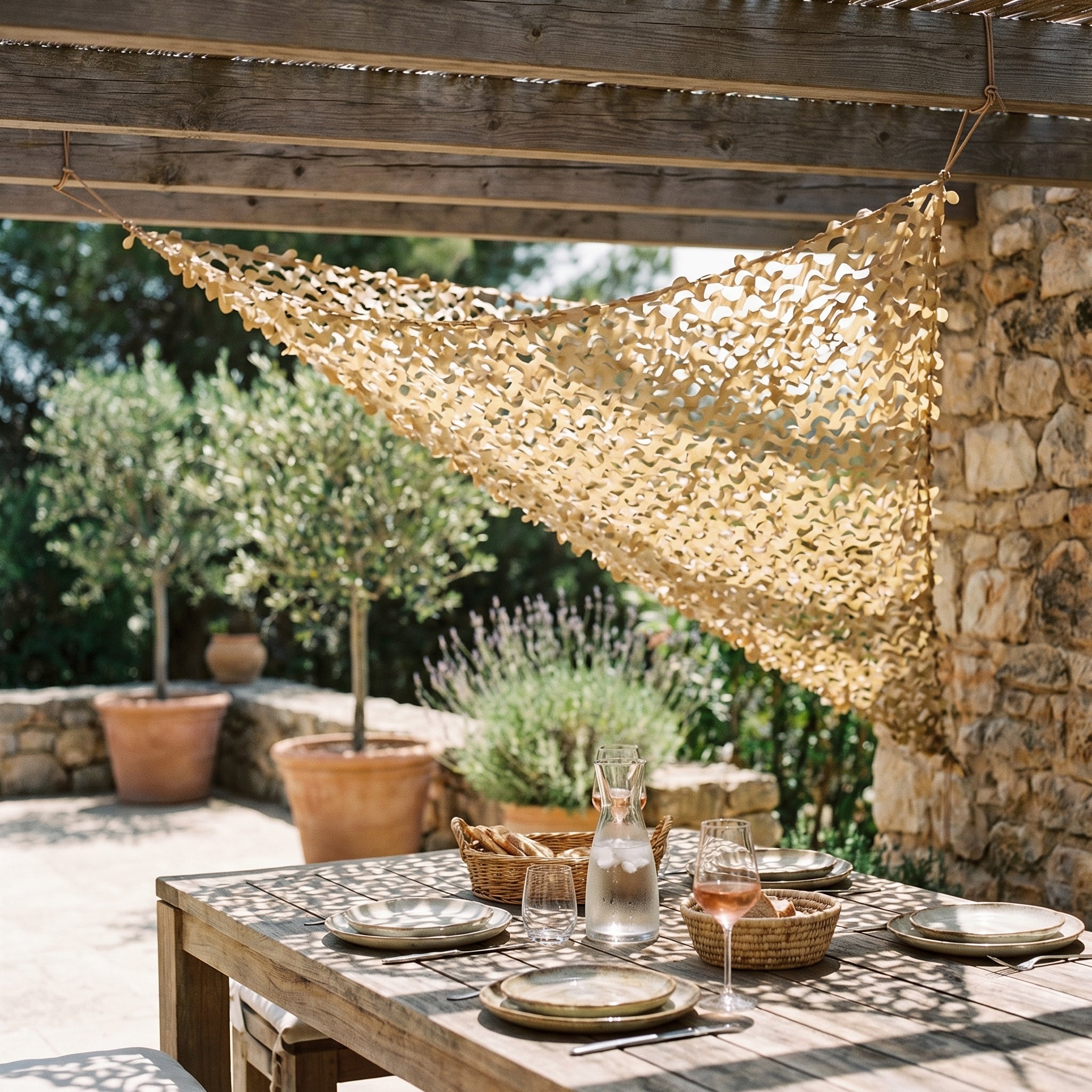Filet de camouflage triangulaire sable pour terrasse et pergola - Ombrage en angle chaleureux