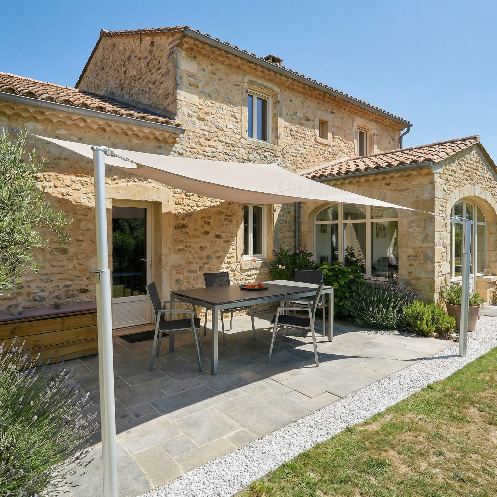Mât télescopique aluminium Camofil soutenant un filet de camouflage sur une terrasse de villa.