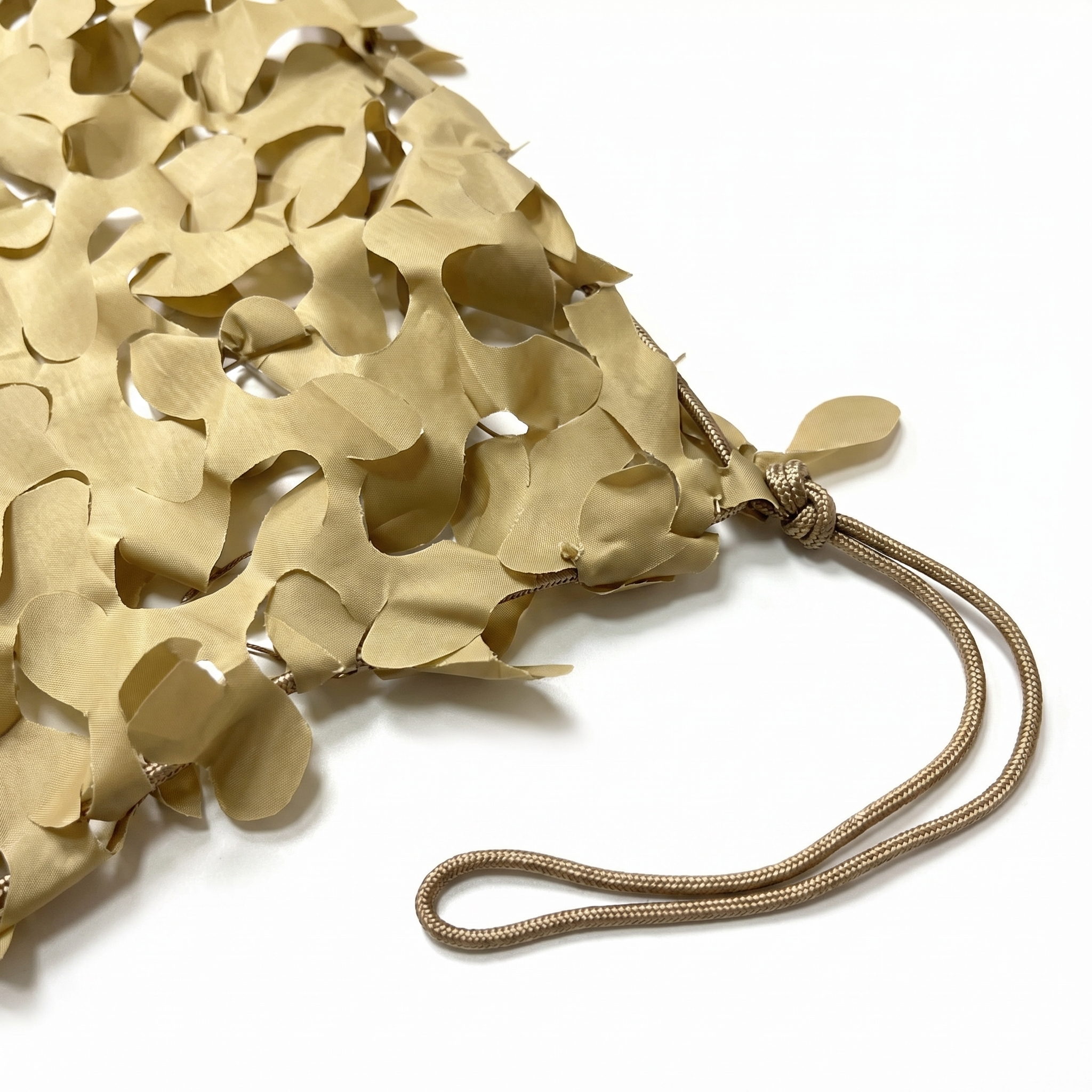 Filet de camouflage triangulaire sable pour terrasse et pergola - Ombrage en angle chaleureux